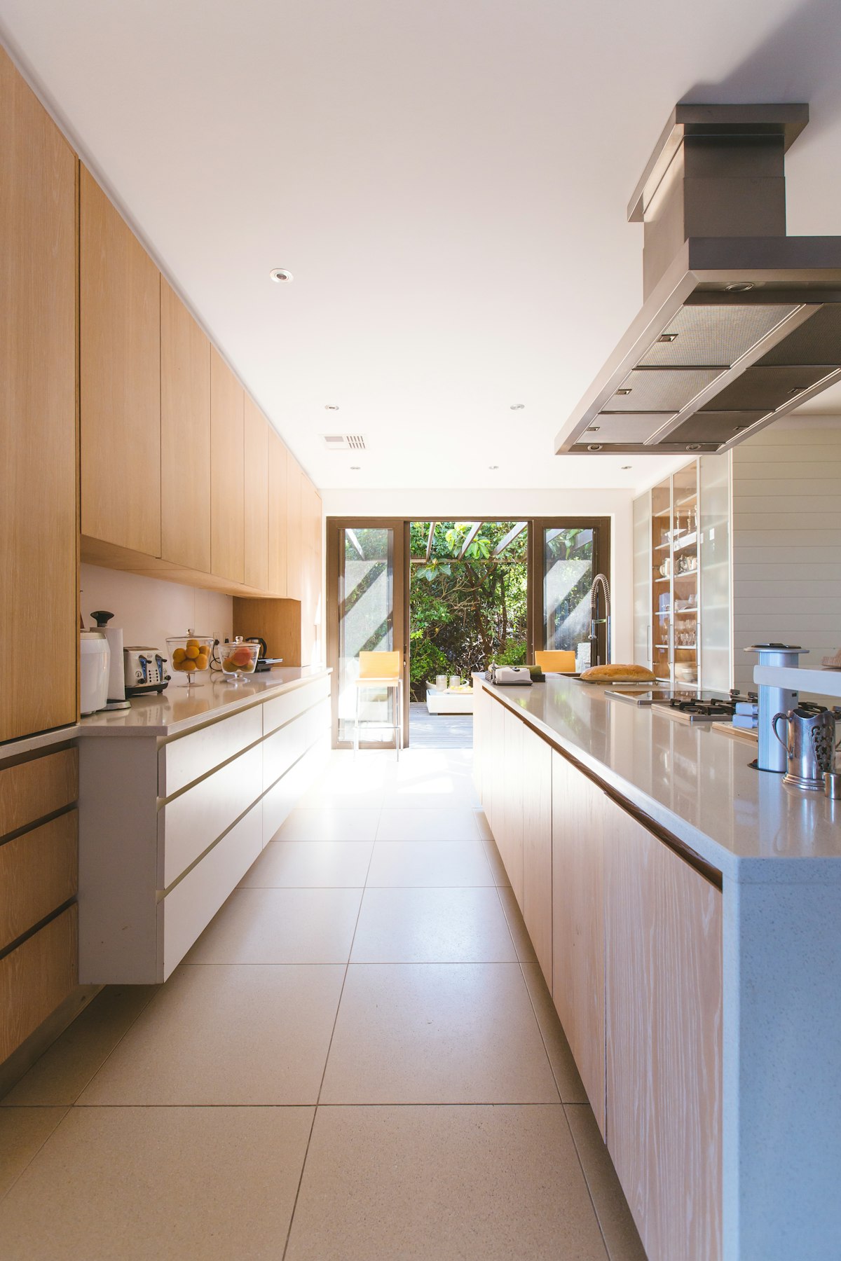 Open-plan handover finish